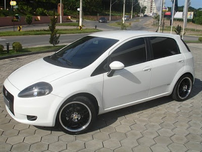 Fiat Punto com rodas esportivas Momo Italy modelo SFive pintura automotiva