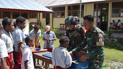 Peringatan Hari Kesehatan Nasional Satgas Yonif 122/TS Berikan Sosialisasi Kesehatan Sekolah Dasar YPPK Epinosa ST Blasius Papua