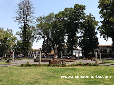 Plaza Vasco de Quiroga en Pátzcuaro al fondo Hotel Mansión Iturbe