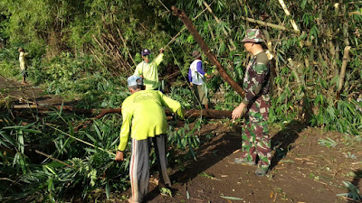 Koramil 0815/11 Pungging Bersama Warga Bersihkan Lingkungan Desa Randuharjo