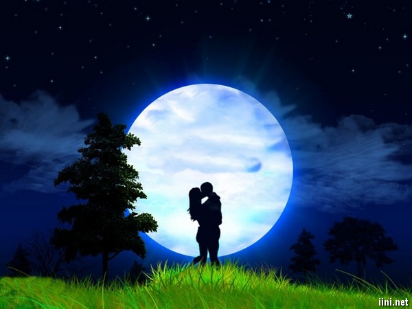 ảnh hôn nhau dưới trăng thật lãng mạn