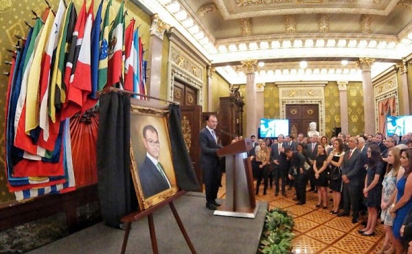 Fastuosa ceremonia para develar el retrato de Luis Videgaray por sus "éxitos" en Palacio Nacional.