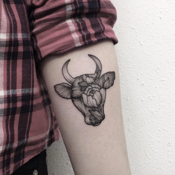 este_dotwork_taurus_tattoo este_dotwork_taurus_tattoo