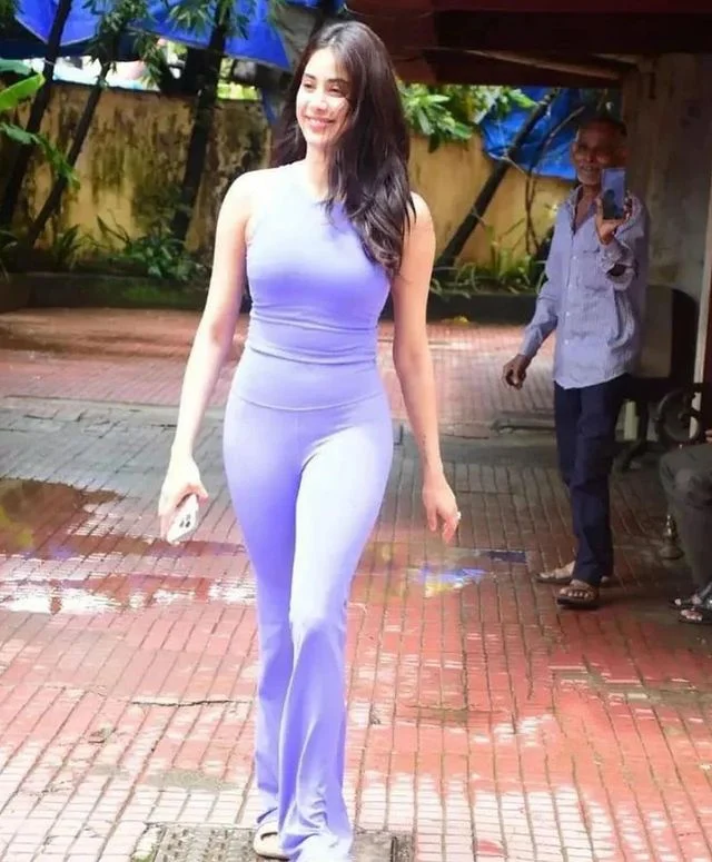 Janhvi Kapoor spotted outside gym and her Sexy tight outfit has our attention, Janhvi Kapoor sexy, Janhvi Kapoor hot, Janhvi Kapoor Big boobs