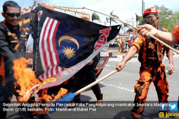 Merah Putih Terbalik, Bendera Malaysia Dibakar, Diinjak-injak !!