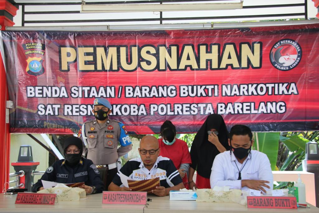 Satresnarkoba Polresta Barelang Musnahkan Barang Bukti Narkotika Jenis Sabu Seberat  297,4 Gram