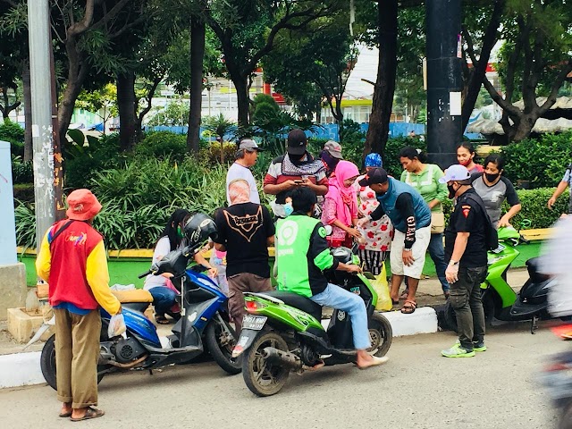 Indahnya Berbagi Takjil Untuk Warga Bekasi Ditengah Pandemi Covid-19