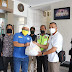 Dosen Poltekpos melakukan penyerahan bantuan untuk masyarakat terdampak ekonomi akibat wabah covid19 di Cigugur Girang, Kab, Bandung Barat
