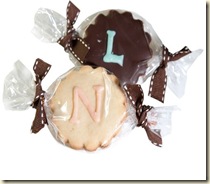 707-recuerdos-de-boda-de-chocolate-galletas-con-las-iniciale