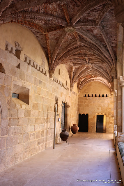 Claustro quinhentista mosteiro flor da rosa