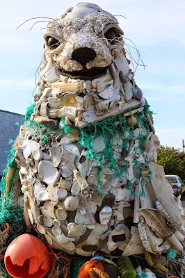 Karya Seni Yang Tercipta Dari Sampah Di Pantai Amazing 