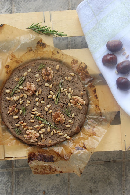 Cuillère et saladier : Castagnaccio (gâteau à la farine de châtaigne) - vegan