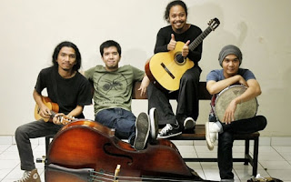 Payung Teduh terbentuk pada akhir 2007 dengan formasi awal Is dan Comi, sadar akan eksplorasi bunyi dan performa panggung pada tahun 2008 Payung Teduh mengajak Cito untuk bergabung bersama sebagai drummer lalu mengajak Ivan sebagai pemain gitarlele pada tahun 2010, merupakan band alternatif Indonesia beraliran fusi antara Folk, Keroncong dan Jazz, Untuk Perempuan Yang Sedang Dalam Pelukan | Payung Teduh - Video Musik,  Payung Teduh, Untuk Perempuan Yang Sedang Dalam Pelukan