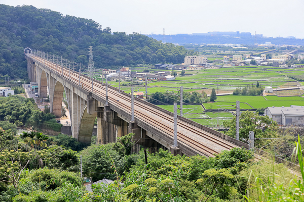 苗栗三義鯉魚潭拱橋雄偉建築，拍攝空中火車還能欣賞山下風景