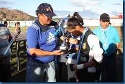 entrega de copa 2do. lugar a jutiapanecas maricruz lumus capitana recibe la copa