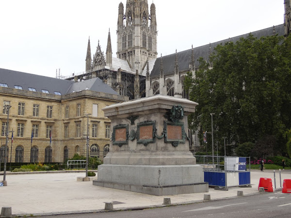 A Rouen, le maire socialiste veut remplacer la statue de Napoléon par celle de Gisèle Halimi