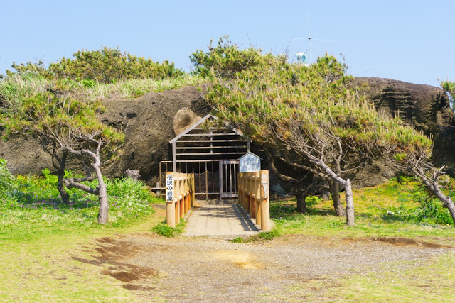 房総半島最南端・野島崎（南房総市）の「頼朝の隠れ岩」