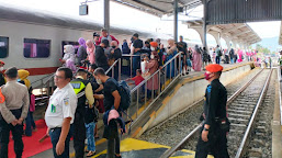 Libur Panjang Ahir Pekan Stasiun Kereta Api Simpang Haru Dipadati Penumpang Berwisata yang ada di Kota Pariaman