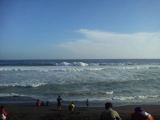 pantai goa cemara-wisatawan