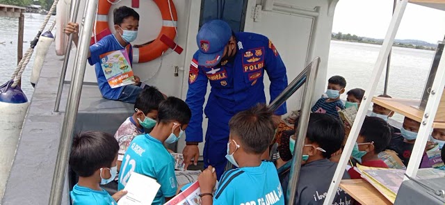 Cerdaskan Anak Bangsa di Pesisir, Sat Polair Polresta Barelang Gelar Perpustakaan Apung