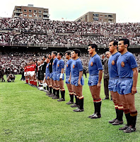 SELECCIÓN DE ESPAÑA. Temporada 1963-64. Olivella, Fusté, Iribar, Zoco, Luis Suárez, Carlos Lapetra, Marcelino, Rivilla, Isacio Calleja, Chus Pereda, Amancio. Las Selecciones de la URSS y ESPAÑA escuchando los himnos. SELECCIÓN DE ESPAÑA 2 🆚 SELECCIÓN DE LA URSS 1 Domingo 21/06/1964, 18:30 horas. II Copa de Europa de Selecciones Nacionales, final. Madrid, estadio Santiago Bernabéu. GOLES: ⚽1-0: 5’, Pereda. ⚽1-1: 8’, Khusainov. ⚽2-1: 83’, Marcelino.