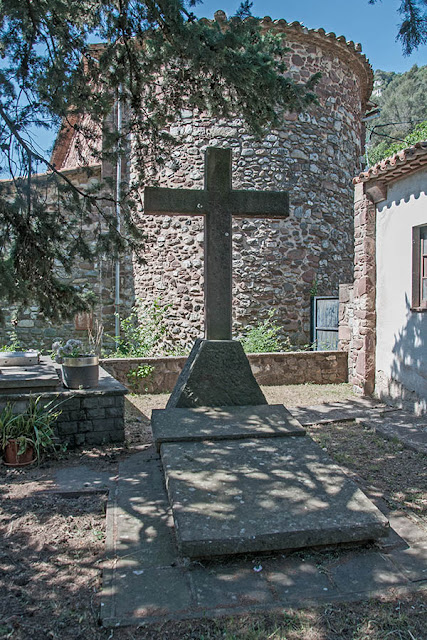 Iglesia, caseta de autopsias y una tumba en el suelo en el Cementerio de Tagamanent