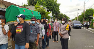 Adanya Warga Meninggal, Bhabinkamtibmas Gunungketur Bertakziah ke Rumah Duka