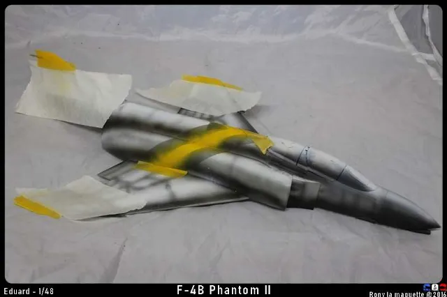 La réalisation de la décoration du F-4B Phantom II d'Eduard au 1/48.