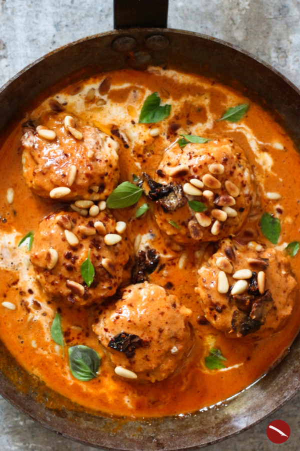 Was ist besser als Marry me Chicken? Marry me Chicken Meatballs! Saftige Hackfleischbällchen aus Hühnerfleisch in cremiger, sahniger Tomaten-Parmesan-Sauce schmecken besser als das Originalrezept! #polpette #meatballs #fleischbällchen #italienisch #tomatensauce #parmesansauce #cheesy #kochen_für_kinder #kochen_für_die_familie #foodblog #arthurstochterkocht #makeleckergreatagain