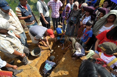 Al Binory Ritual Gali Kubur Dan Mandikan Rangka Nenek 