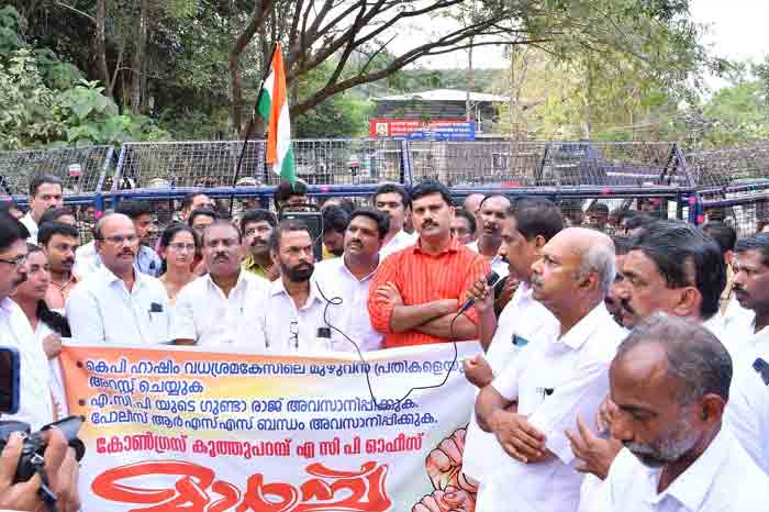 Police blocked protest march at Kuthuparamba demanding action against ACP for threatening Congress leader, Kannur, News, Police, Clash, Congress, Kerala