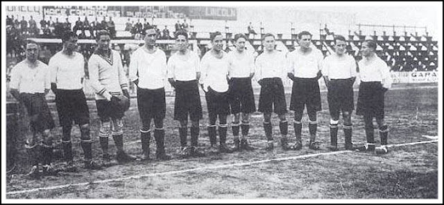 REAL RACING CLUB DE SANTANDER. Temporada 1928-29. Larrinoa, Baragaño, Raba, Santiuste, Hernández, Amós, Gacituaga, Larrínaga, Oscar, Santi y Loredo. Con Patrick O'Connell de entrenador, el Racing de Santander se clasificó 10º y último en la 1ª edición de la Liga de 1ª División, manteniendo la categoría al vencer al Sevilla, campeón de 2ª,  en la eliminatoria por la permanencia