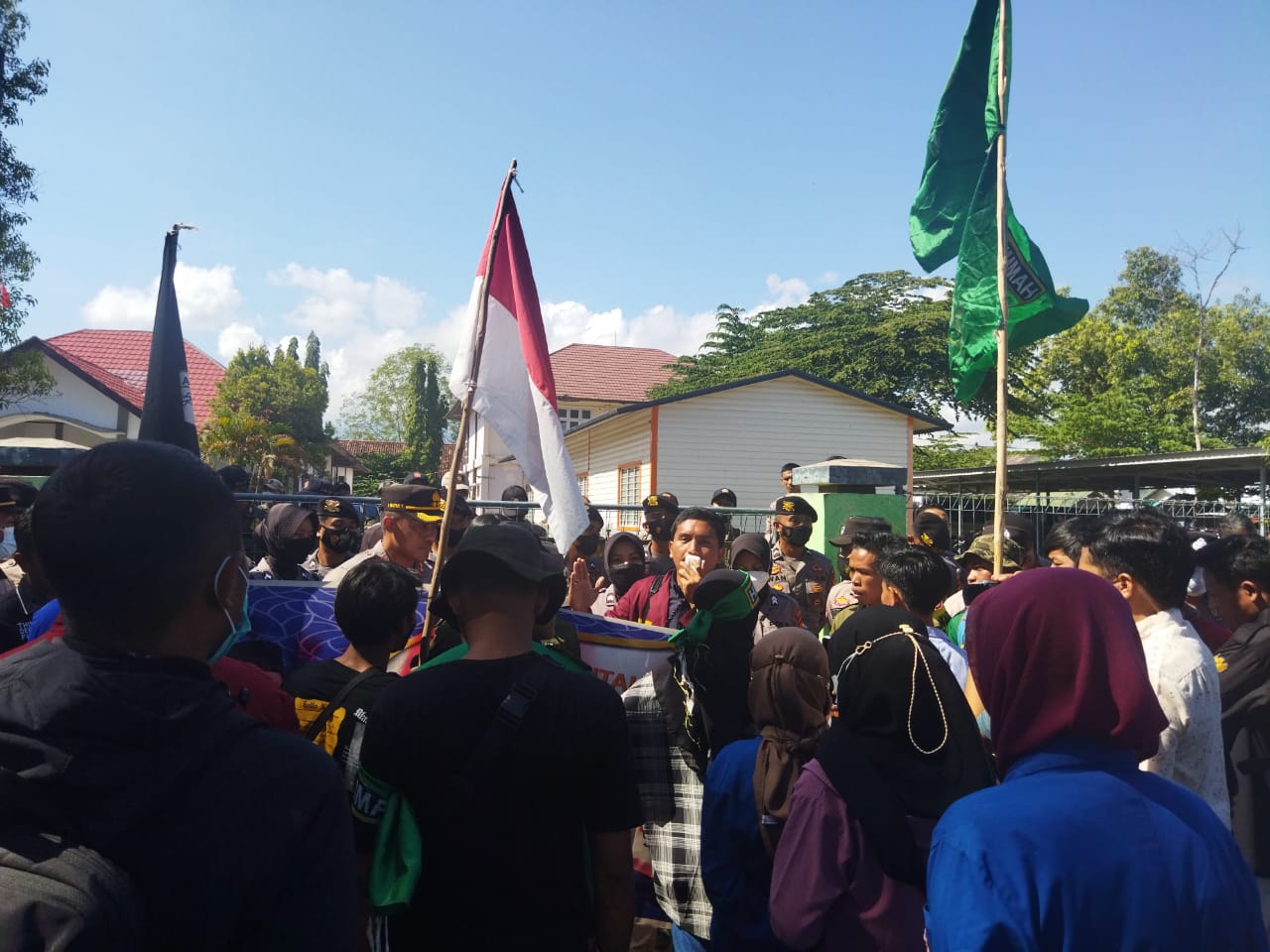 GABUNGAN MAHASISWA KLU GELAR AKSI MASSA TOLAK KENAIKAN BBM