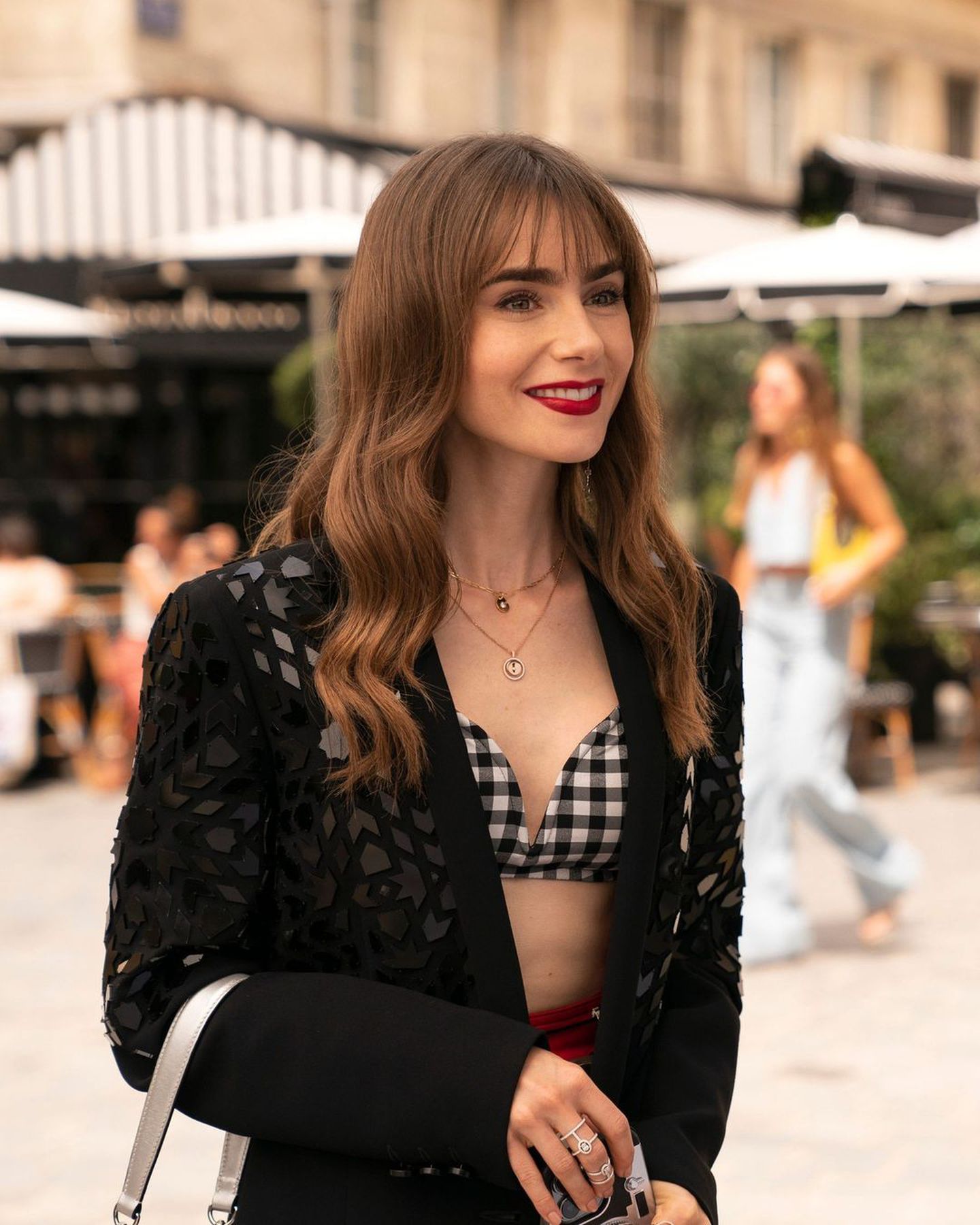 Regresa Emily in Paris: conoce los primeros looks de Lily Collins y sus amigas