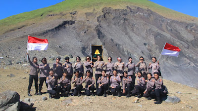 25 personel Polwan Polda Sulut Gelat Pendakian di Gunung Lokon