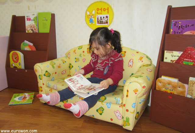 Sonia leyendo un libro al revés