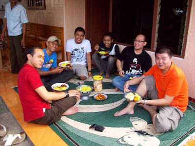 10 Keunikan Masyarakat Indonesia Pada Saat Makan