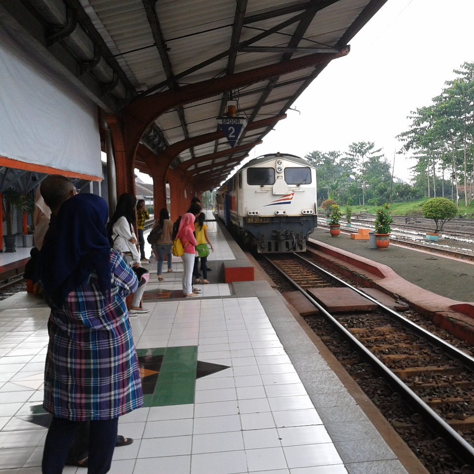 Kereta Api Bisnis Mutiara Selatan - Di Kauman