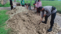 Karyabakti TNI - Polri Bersama Masyarakat Gotong Royong Tambal Sulam Jalan di Desa Panyingkiran Kidul