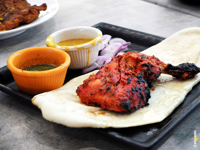 Naan bersama ayam tandoori merah menyala