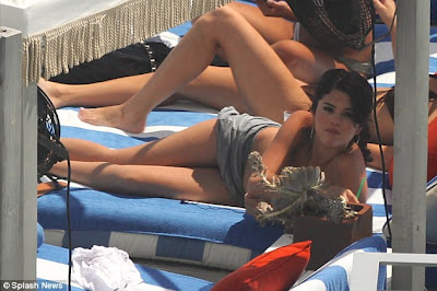 Foto Seksi Selena Gomez Berbikini Hijau