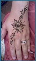 simple henna pattern back of hand gilded