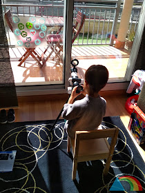 Niño mirando por un telescopio