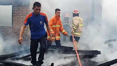 Damkar Kota Payakumbuh Bantu Pemadaman Si Jago Merah di Batu Balang