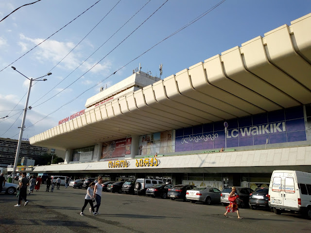 トビリシ中央駅建物 Tbilisi Central Stationで列車のチケットを購入できます。