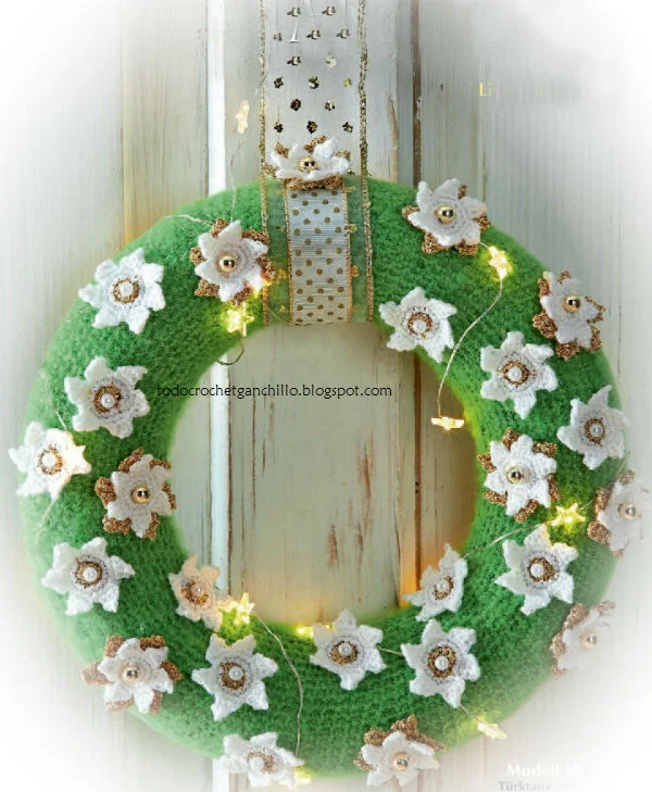 corona de navidad para colgar en la puerta tejida al crochet