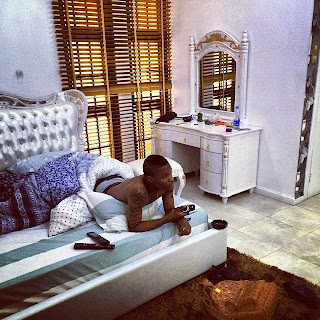 Wizkid invites you into his bedroom..maybe you can stay is another thing..look around :)