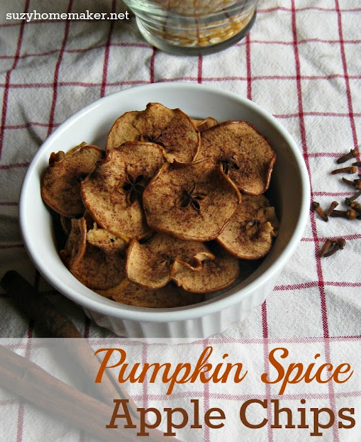 These baked apple chips are flavored with pumpkin spice. A simple, healthy fall treat. | suzyandco.com