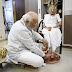 मां के जन्मदिन पर उनसे मिलने पहुंचे प्रधानमंत्री मोदी , मां के पैर धोए फिर पानी आंखों से लगाया