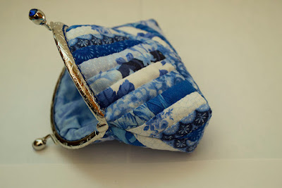 Monedero de patchwork con boquilla y en tonos azules. Aguja del Sur